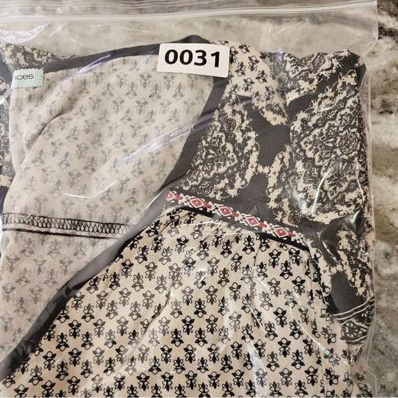 Women's Black and White Patterned Top Contrasting Shoulder, sleeves and hem. XL - Picture 12 of 12